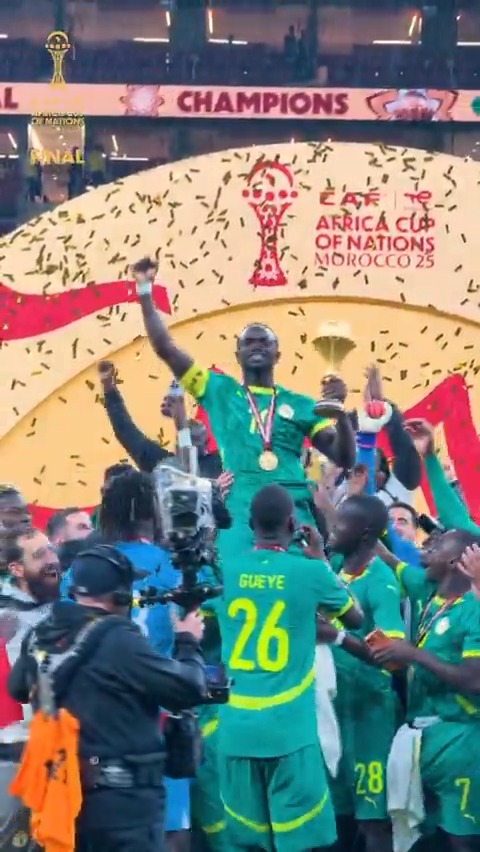 They lifted their hero. He lifted the trophy. Senegal’s dream, led by Mané. 🇸🇳❤️ #TotalEnergiesAFCON2025