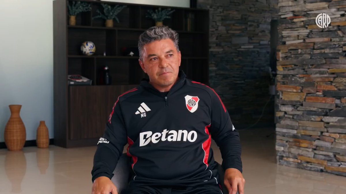 "Soy feliz estando acá, por eso lo elijo siempre. Mi vínculo y sentimiento para con esta institución va a quedar marcado para siempre." River, una manera de sentir y vivir, por Marcelo Gallardo ✍️🤍❤️🤍 📺 Mirá la entrevista completa