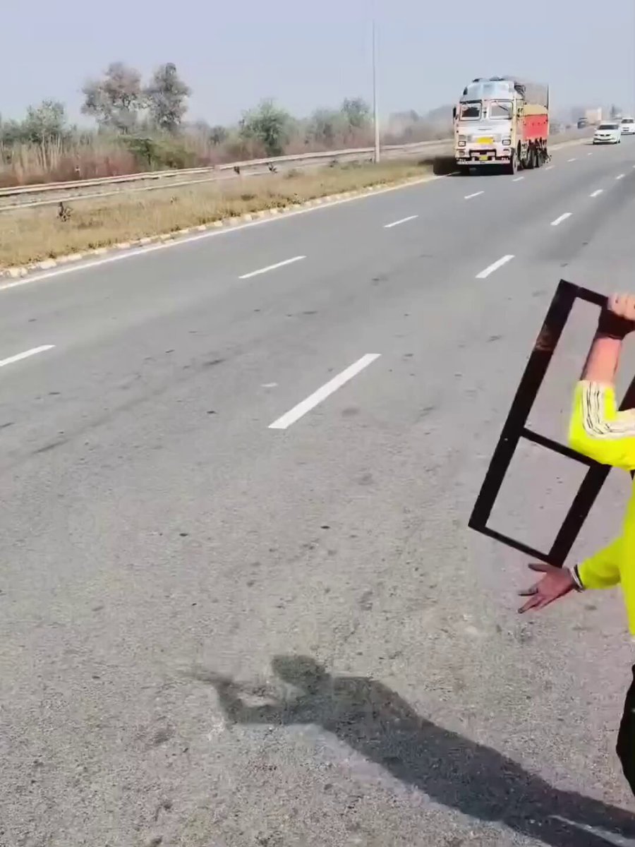 🔴 İnekler için! 🇮🇳 Hindistan’da bazı radikal gruplar, inekleri koruma bahanesiyle kamyonların altına bu çivileri atıyorlar. Yılbaşından beri 85 masum insan hayatını kaybetti.