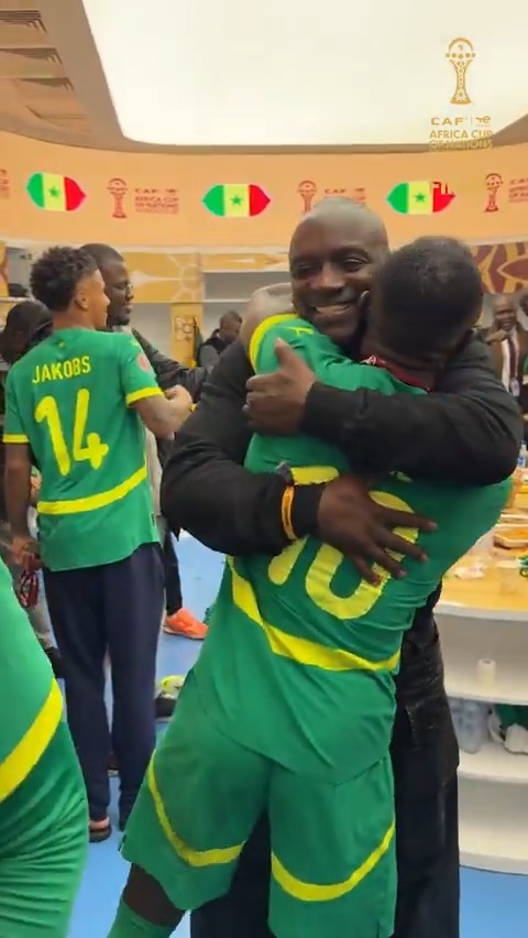 Akon gives Sadio Mané a hero’s welcome. 🇸🇳❤️ #TotalEnergiesAFCON2025