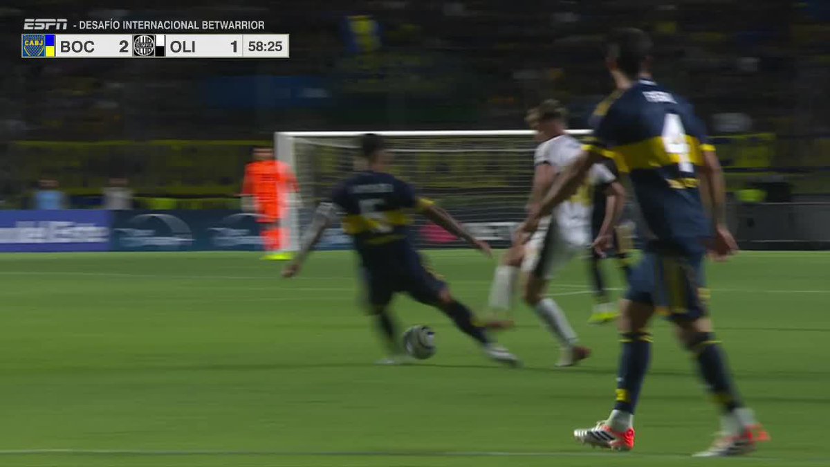 ¡ATREVIDO! Juan Alfaro le tiró un CAÑO a Leandro Paredes. 📺 #DisneyPlus Plan Premium