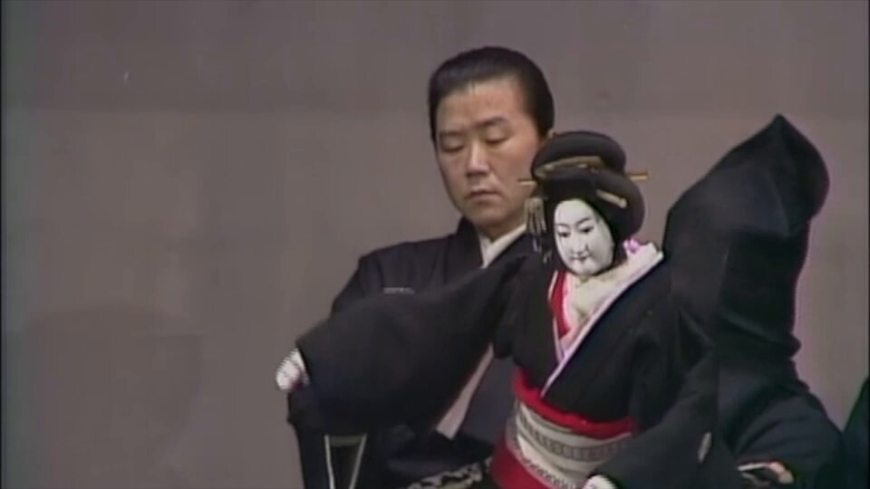 この郡司正勝の”舞踊論”はすばらしいのだが、紹介したいが140文字では…それを納得したのは歌舞伎でなく人形の簑助、「新口村」の段切、梅川のクドキだった。忠兵衛の父親に会ったよろこびと哀しみ、絶望で胸が一杯になったとき梅川に”舞踊”が生まれる…天才的人形遣いによって…