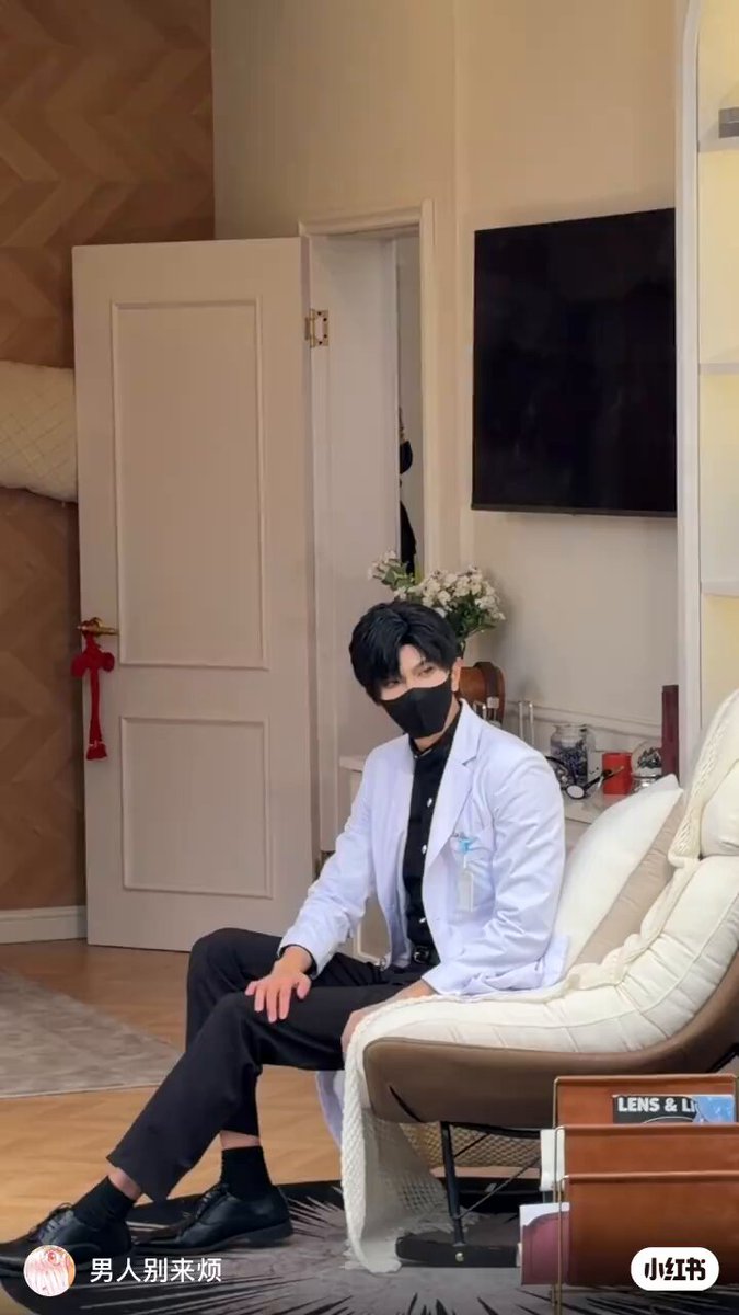 *SCREAMING LOUD LIKE A BITCH* HE IS LITERALLY INVITING US TO SIT ON HIS LAP!!!! HELLOOOO????? OUT OF MY WAY PEOPLE! MY BUTT HAS AN APPOINTMENT WITH DR. LI’s lap——among other things 😏 #LoveandDeepspace #Zayne