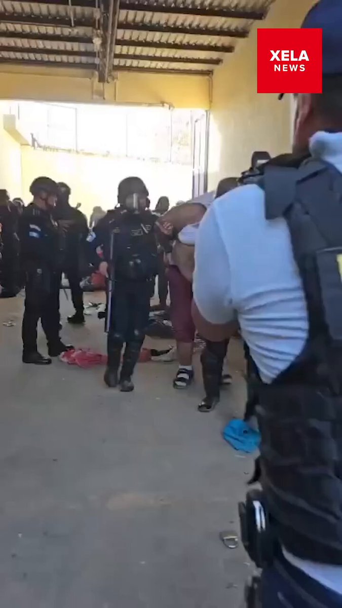 A situação de ontem na Guatemala tem relação com um motim efetuado pelo narco El Lobo, líder da Barrio 18, condenado a mais de 2 mil anos de prisão. Lobo (vídeo 1) fez agentes de uma penitenciária de reféns após reivindicar diversas melhorias para os detentos. Como a polícia acabou com o motim e entrou na penitenciária (foto 3), a ordem para os dieciocheros (membros da 18) era ativar um plano pistola para matar diversas autoridades que encontrassem nas ruas. Ao contrário do que informei mais cedo, o número oficial de policiais mortos foi de sete. Na esteira disso, o presidente Bernardo Arevalo decretou estado de sítio na Guatemala por 30 dias (vídeo 2). Nas ruas, muitas ações da Polícia Nacional contra os membros da gangue que já resultaram em diversos presos, armas (pistolas e fuzis), além de veículos (vídeo 4).