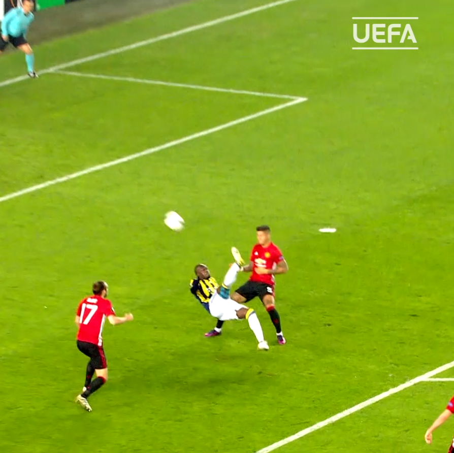 🤩✨ When Moussa Sow scored this incredible overhead kick against Manchester United for Fenerbahçe! Today, he turns 40! 🇸🇳