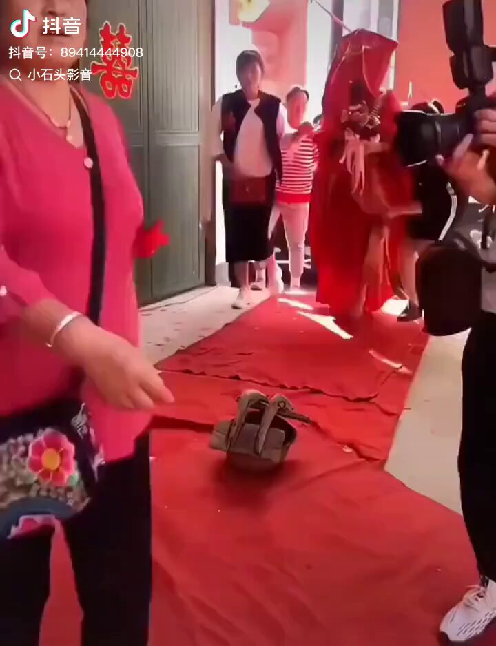 当裙子撩起那一刻。 亲友：腿不错 新郎：我妻真美 婆婆：吾儿命休矣 😍😍😍