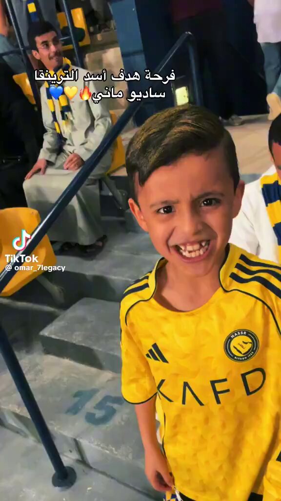 في مدرج النصر نشاهد أحيانًا نماذج تفرض احترامها قبل الإشادة بها شبل نصراوي عاشق حاضر باستمرار ، حافظ للأهازيج منضبط ، وحماسه نابع من حب صادق للنصر 💛 هذا النوع من الانتماء نفخر به ونسعد بدعمه وتشجيعه آمل من ولي أمره التواصل معي 🙏 #فرسان_النصر #النصر