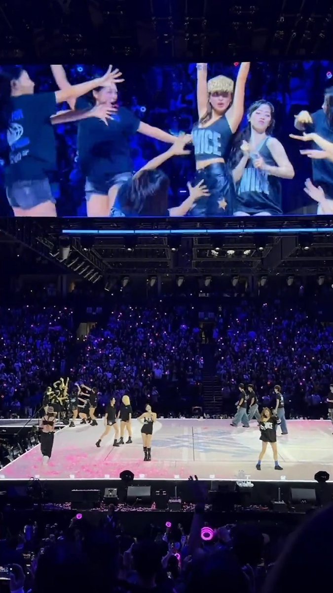 TWICE SINGING 'TWICE SONG' AS AN EXTRA ENCORE WHEN FANS CHANTED "ONE MORE SONG" 😭😭