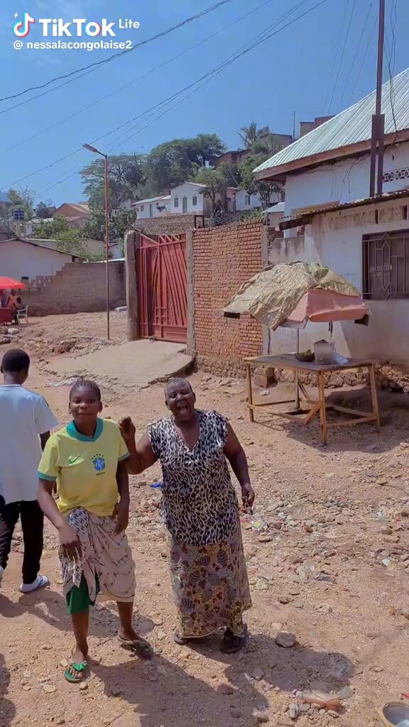 #UVIRA: «Bonne année, bonne année. Nos frères Wazalendo et les FARDC sont revenus, nous sommes dans la joie. Même si les Rwandais du M23RDF nous ont tout volé, nous sommes restés en vie et nous rendons grâce au Seigneur.» Témoignage d’une dame à Uvira. Patrick Muyaya Albert Rudatsimburwa 🇷🇼