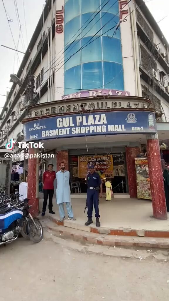 "ہم روئیں نہ تو کیا کریں" گل پلازہ جل کر خاکستر ہوگیا اسٹیبلشمنٹ کراچی کی سنتی نہیں وزیر اعظم پنجاب کے ہیں کراچی سے کوئی سروکار نہیں یہ گل پلازہ اکیلا شہروں سے ذیادہ ٹیکس دیتا تھا بربادی کے نشان میرے شہر کے ہائے ہمارا گل پلازہ شاپنگ کی میری فیوریٹ جگہ اللّٰہ تعالیٰ شہیدوں کے درجات بلند فرمائے اور لواحقین کو صبر جمیل عطا فرمائے آمین جتنے لوگوں کا نقصان ہوا ان کی یااللہ غیب سے مدد فرمائیں آمین ثم آمین