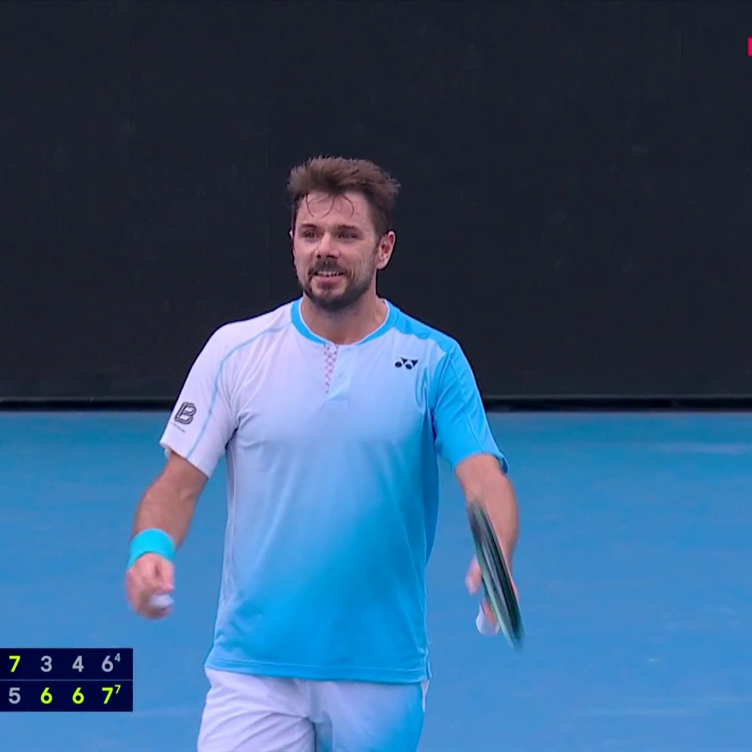 Stan The Man n'en a pas fini avec l'Open d'Australie ! A 40 ans, Wawrinka valide son billet pour le 2e tour aprรจs sa victoire en 4 sets contre Laslo Djere (5-7, 6-3, 6-4, 7-6) #AusOpen #HomeOfTennis