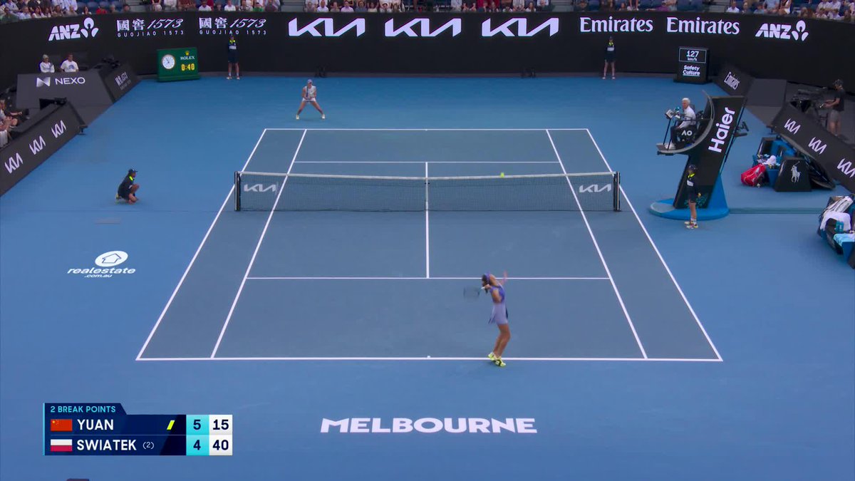 Iga Swiatek hits a GORGEOUS backhand winner against Yue Yuan at the Australian Open. Incredible movement, precision, & power. Painting the lines in true Iga fashion. 😮💨