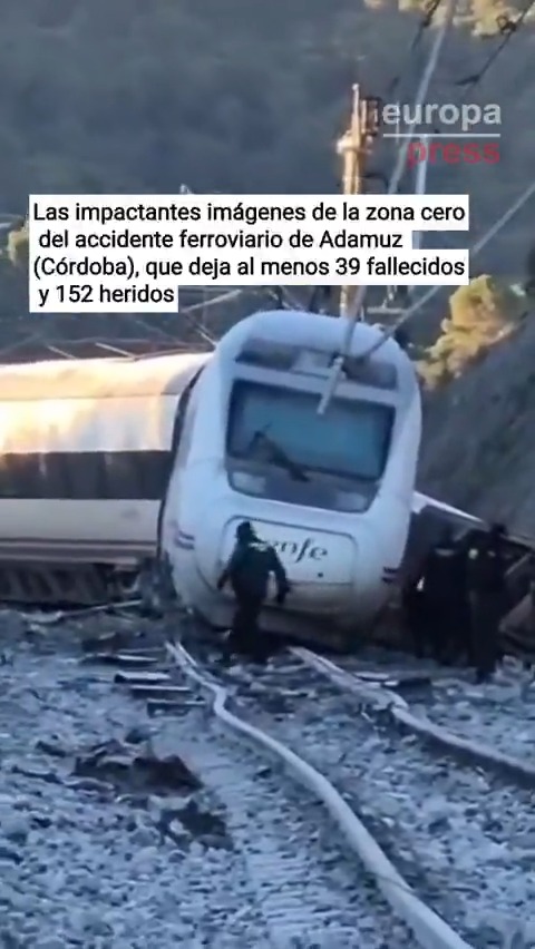 ⚫ Las impactantes imágenes ya de día de la zona cero del accidente ferroviario de Adamuz (Córdoba), que deja al menos 39 fallecidos y 152 heridos. Las autoridades advierten de que la cifra de fallecidos no es definitiva