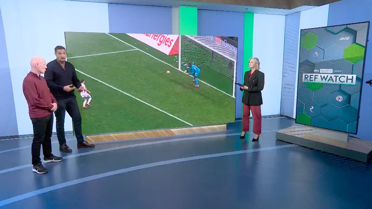 Former referee Dermot Gallagher on whether Brahim Diaz missed his penalty on purpose... 👀