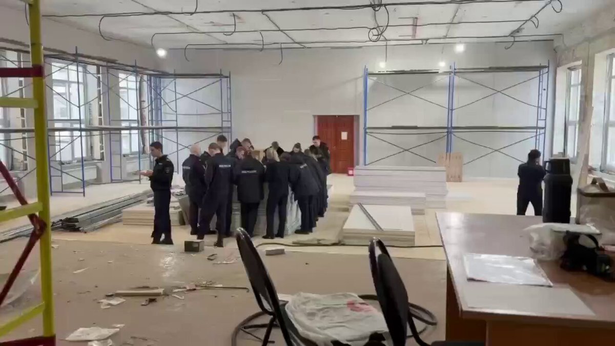 Появились кадры взрыва в центре профессиональной подготовки МВД в Сыктывкаре. Преподаватель, бывший сотрудник ОМОНа Коми Владимир Опарин проводил занятия с аттестованными сотрудниками, как надо врываться в помещение с бунтующими и задерживать их. Для большего эффекта была взорвана светошумовая граната. Причем дело проходило в зале, где шел ремонт и хранились горючие материалы. В результате началось возгорание. Но занятие не остановили. Огонь пытались потушить своими силами, пока он не перекинулся на горючие материалы. Моментально весь зал оказался в пламени и дыму В результате, один человек погиб (у него были ожоги 80 % тела), пострадали — 24 человека, из них трое в тяжелом состоянии.
