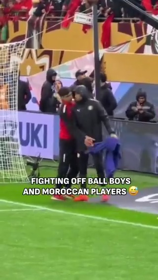 Did you see what happened behind Édouard Mendy’s goal? 🤯