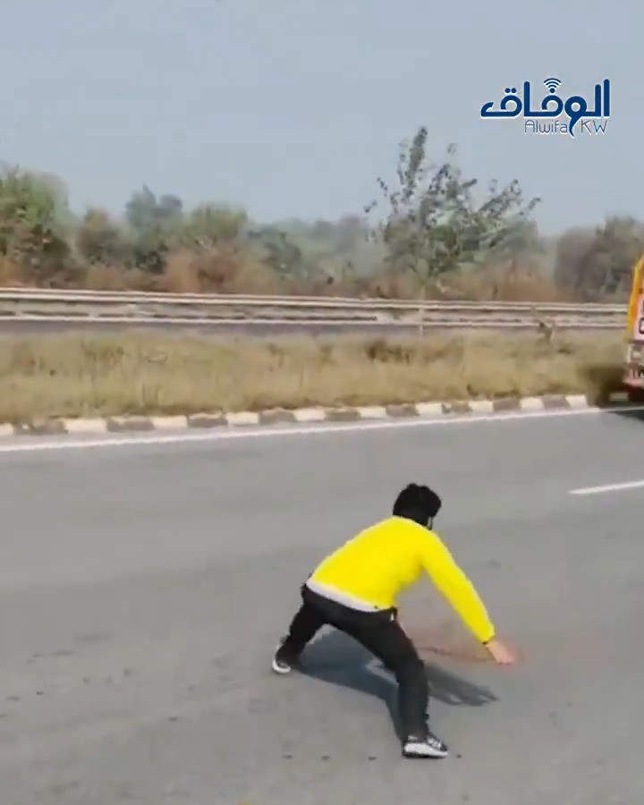 مجموعة من شبان #الهندوس يقومون برمي حديد مسنن تحت إطارات الشاحنات التي تنقل الأبقار بهدف إجبارها على التوقف وتحرير الأبقار