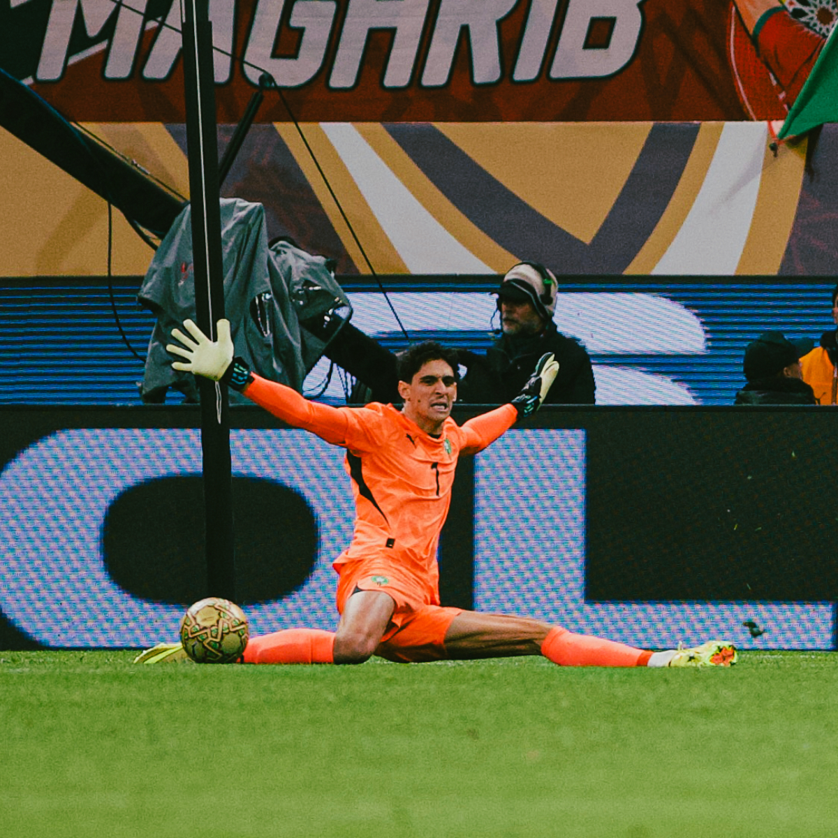 Yassine Bounou and big saves, a story that never ends. Your Sidi Ali Save of the Day. 🧤🇲🇦 #TotalEnergiesAFCON2025