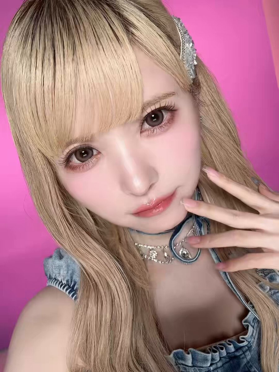 新作発表！ Bambi seriesから15mmカラコン登場！ ミルキームーン🌙です🎀 ふちをブラウンにして大きいけどフワッと甘めに作りました🎀 こちらはマンスリーです！ 今日から先行発売スタート🌙🎀