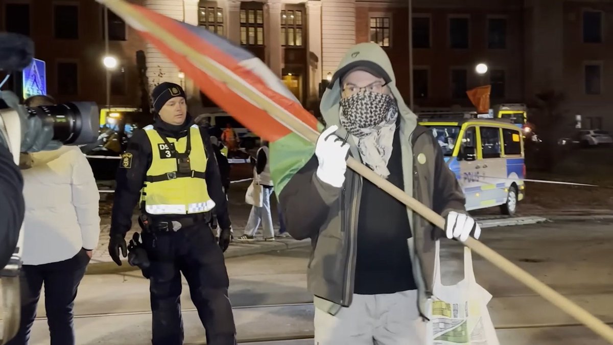 Medan jag bevakade en polisinsats mot en Palestinademonstration blev jag plötsligt överfallen. Gärningsmannen visade sig vara yrkesdemonstranten Miguel Chihuailaf Alvarez – en vänsterextremist som finansierar sin aktivism med bidrag. 🔗 Läs mer: