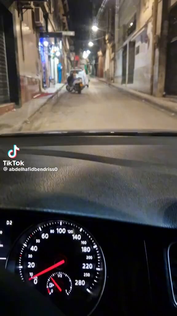 Mais les Algériens y’a quoi 😂😂 Walay je peux pas vous crois, vous êtes contre le Maroc, y’a que ça qui justifie ça 😂😂😂 Bordel la Mami est à fond la 😭😭😭
