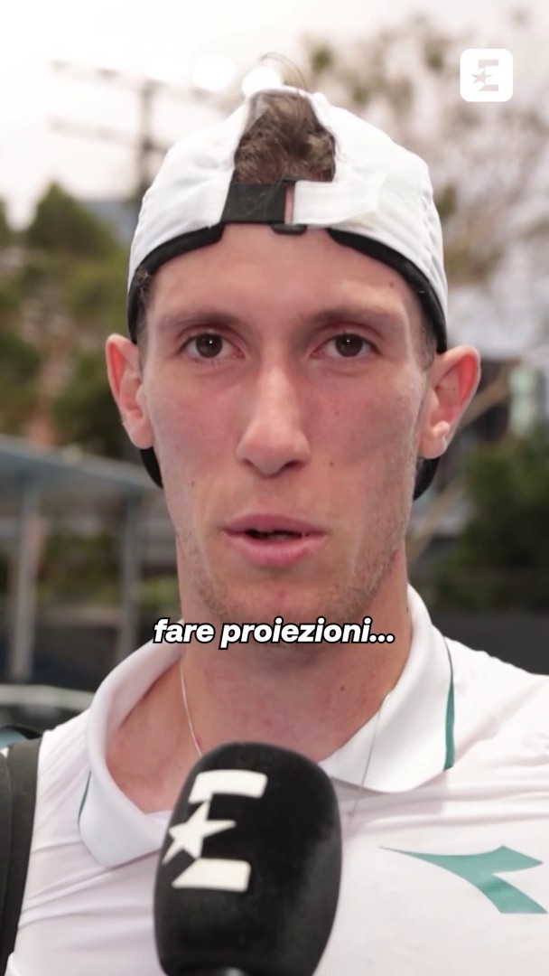 Maestrelli scopre chi potrebbe essere il suo prossimo avversario così 🥲 Reazione totalmente 𝐈𝐂𝐎𝐍𝐈𝐂𝐀 😅 📹 Matteo Zorzoli #EurosportTENNIS #AusOpen #AO2026