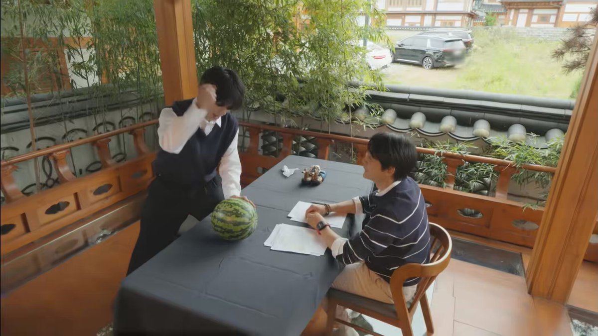 everyone’s gagged cause beomgyu smashed the watermelon with barehands!!