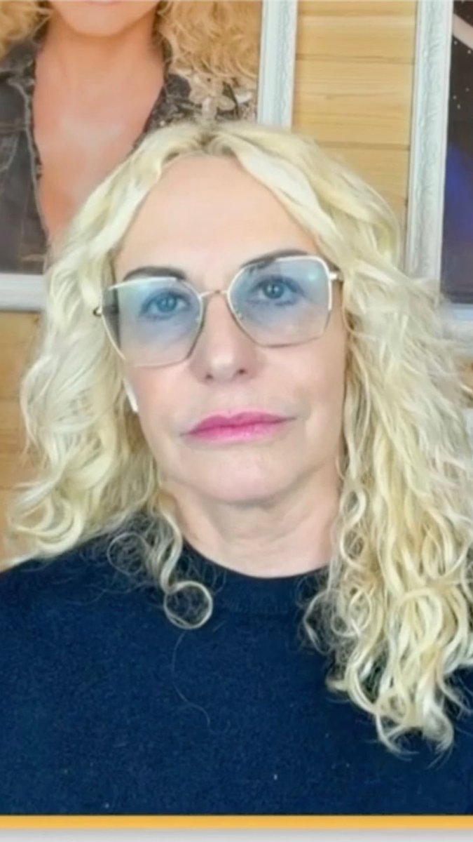 In un'intervista a Maurizio Costanzo ha raccontato che le sue discussioni con Mara Venier hanno fatto tremare i muri degli studi Rai... oggi che sono passati un po' di anni, c'è un clima di pace? Al nostro Nicholas non sfugge niente 😏 👉 Guarda #TvTalk su RaiPlay 🩵