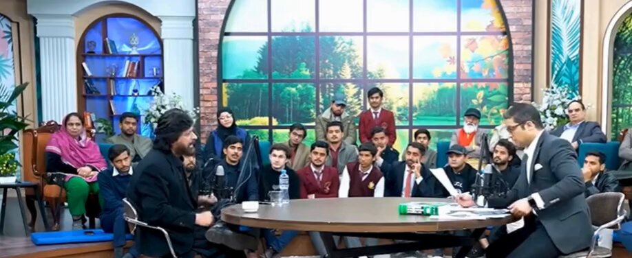 میرے پاس ثبوت ہیں، عدالت لے کر جائیں، جواد احمد بیگانی شادی میں عبداللہ دیوانہ، کیوں لے کر جائیں آپ کو عدالت، ریحان طارق آپ نے گھٹیا بات ہے، اس پر میں تھپڑ مار سکتا ہوں، آئندہ یہ بدتمیزی نہ کرنا۔ جواد احمد کی دھمکی