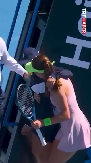 🇹🇷 Milli tenisçimiz Zeynep Sönmez'den örnek davranış. Milli sporcumuz, maç esnasında fenalaşan top toplayıcı çocuğun yardımına koştu. Çocuğa saha kenarına kadar eşlik eden Sönmez, tribünlerden yoğun alkış aldı.
