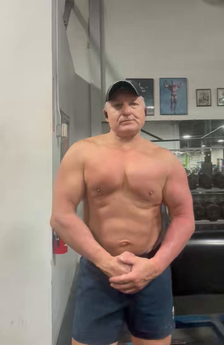 So looking like a moose lately 😏💪🥩 #bodybuilding #liftingheavyshit #training #coach #bulking #swole #MuscleMonday #beastmode #staybeefy #writer #filmmaker