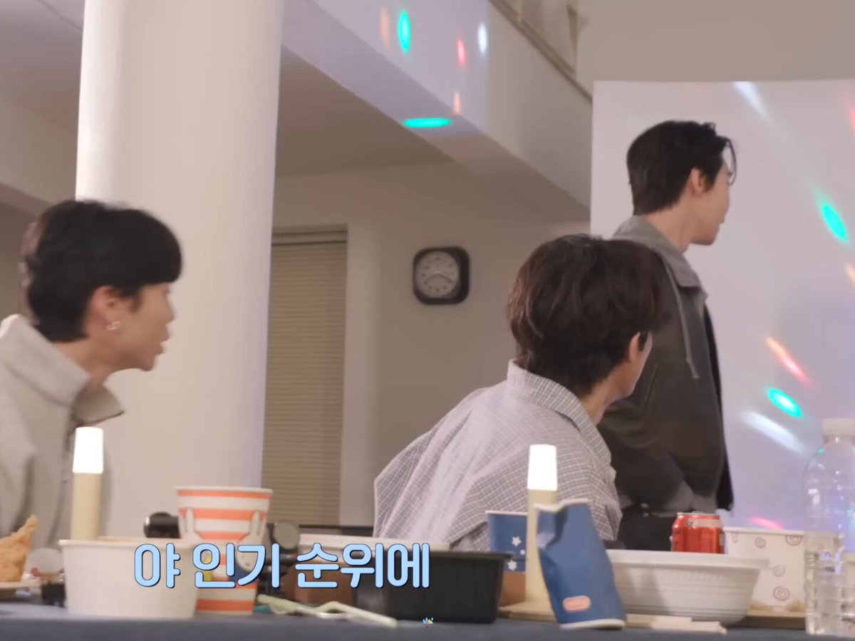 노래방 인기 순위에 안녕 우주 있는 거 보고 도영이 눈 왕따시만해짐ㅋㅋㅋㅋㅋㅋㅋㅋ 🐰야 인기 순위에 안녕 우주 있는 거 봤어???!!!!???