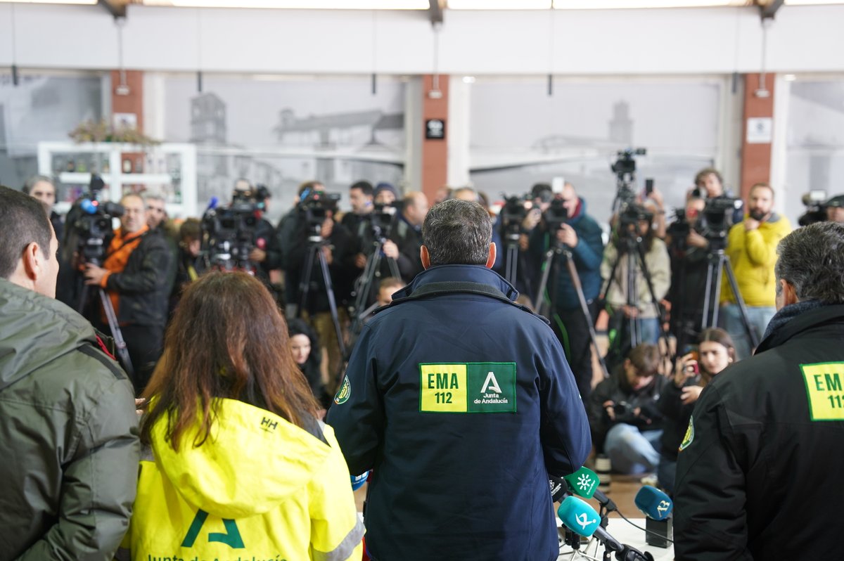 La prioridad absoluta en este momento es que los heridos puedan ir mejorando y tratar de sacar de la incertidumbre a los familiares de las víctimas del accidente. Psicólogos y otros servicios sanitarios están con ellos para paliar en la medida de los posible su inmenso dolor.