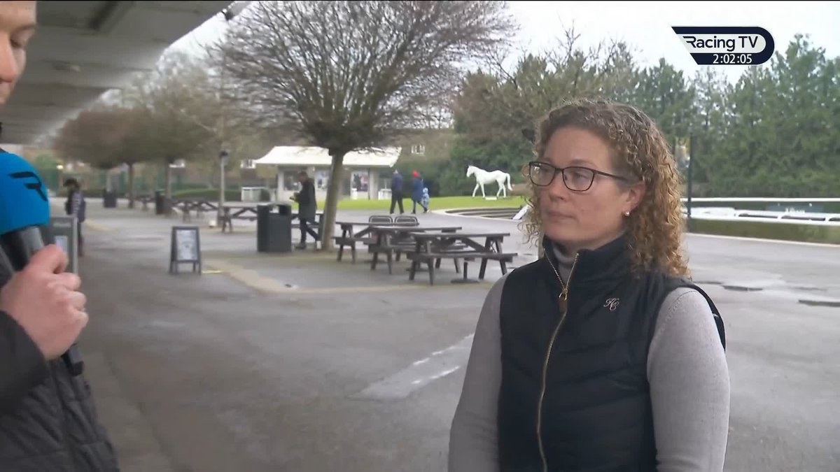 Sophie Candy, Chief Raceday Steward, explains why Token Gesture was awarded the spoils outright after dead heating with Apache Green in the opening race at Kempton.