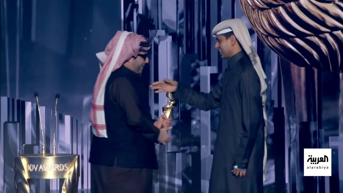 #نشرة_الرابعة | رئيس هيئة الترفيه تركي آل الشيخ يكرم رئيس مجلس إدارة شركة قطر للاستثمارات الرياضية ناصر الخليفي في حفل #joyawards