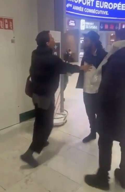 “You’re a Jew, you don’t touch me” A woman verbally abused and spat on a Jewish man holding a Torah at Charles-de-Gaulle Airport, Paris 🇫🇷. Spitting on a Jewish man carrying a Torah isn’t random aggression. It’s deliberate humiliation. It’s targeting faith, identity, and presence. A man carrying a Torah should be able to walk through an airport without being degraded. The fact that this even needs saying tells you exactly where we are.