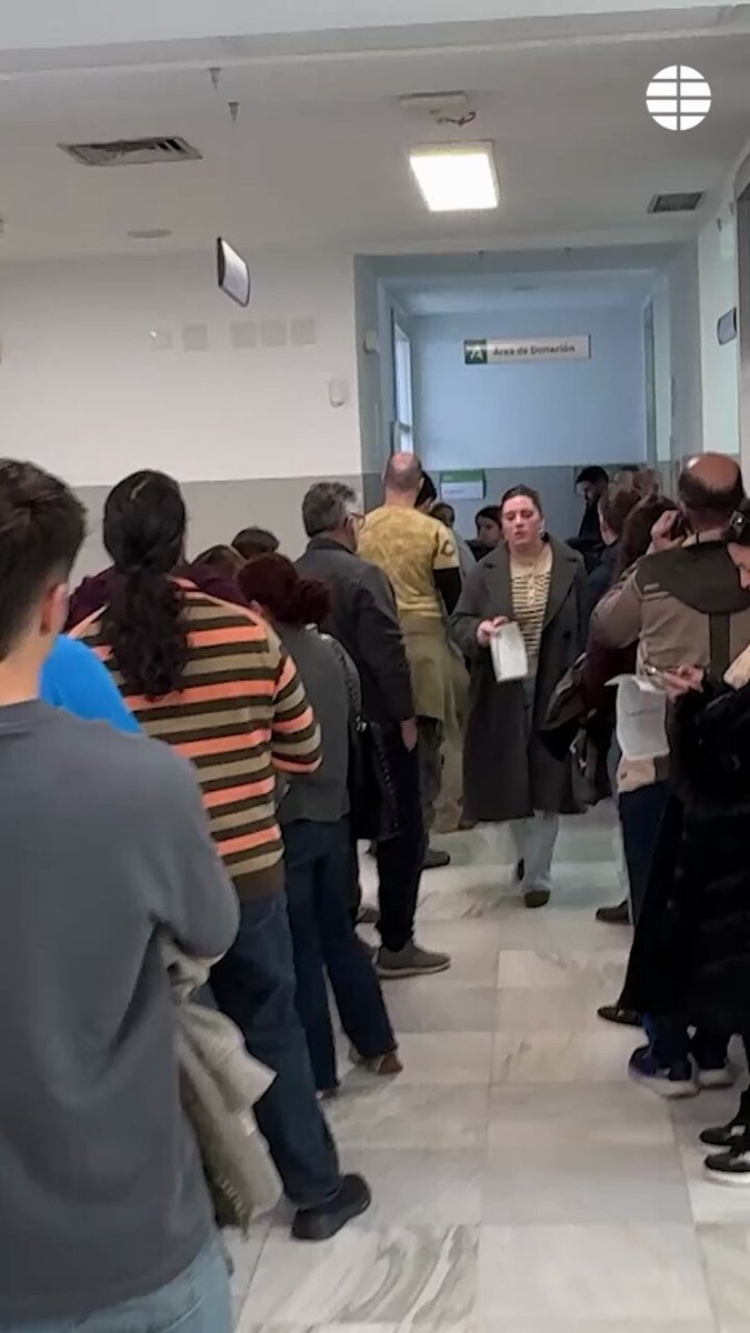 Largas colas para donar sangre tras el accidente de tren de Córdoba
