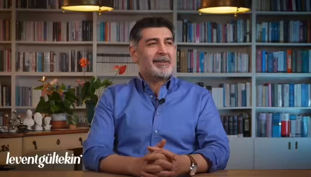Levent Gültekin: Bir DEM seçmeniyle - daha doğrusu yanıma geldi, sokakta yürüyordum… Geldi yanıma, çok ilginç bir şey söyledi, hani aydınlanma diye bir şey var ya, öyle bir şey yaşarsın. DEM seçmeninin bazılarının siyasi zekasına hayranım… Yıllar önce bir fuardaydım, kitap fuarında bir DEM seçmeni, hanımefendi genç bir kadın, kulağıma eğildi şöyle dedi, o zaman: « Levent bey » dedi, « ekranlarda », o zaman HDP idi, « HDP’yi çok övmezseniz sevinirim, ben DEM seçmeniyim » dedi. Niye dedim, HDP’yi niye övmeyim ekranlarda? « Ya siz çok HDP’yi överseniz » dedi, « sizi HDP’li sanmaya başlarlar » dedi, « bu seferde söylediklerinize kulak vermemeye başlarlar » dedi, « toplumun öteki kesimini ». « Halbuki bize » dedi, « toplumun öteki kesimine bizim derdimizi anlatacak insanlara ihtiyacımız var ». Şöyle baktım kadına, şapka çıkardım, dedim ki ya bu siyasi zeka, ya bu hiç birinde yok, yukarda bile yok, çünkü en fanatiği illa bizim gibi ol derler. Dün de biri geldi yanıma, çok şaşırdım yani, « abi ben DEM seçmeniyim » dedi, « biliyor musun, seni bizimkiler son bir haftadır niye çok bu kadar hedef yaptılar ? Çünkü söylediğinde o kadar, hani kızılacak, hani en fazla yani böyle yanlış yorum mu olur diyebiliriz » dedi, ama… « Bizimkiler seni niye hedef yaptılar biliyor musun? Ki Tuncer Bakırhan » dedi, « normalde çok düzgün bir adamdır, terbiyeli bir adamdır, o bile » dedi, « aptal Kürt düşmanı diyecek noktaya geldi » dedi. Niye dedim? « Çünkü sen çok fazla Demirtaş diyorsun programlarında, bu da » dedi, « bizimkileri çok fazla kızdırıyor, çünkü bizimkilerin, DEM’lilerin şu an birinci politikası Demirtaş’ı unutturmak, gündemden düşürmek. Sen » dedi, « o kadar Demirtaş diyorsun ki senden gıcık kapıyorlar » dedi, « o gıcıklığını burdan çıkarmak istemişler ». Hakkaten enteresan yani, olabilir mi? Olabilir. Çünkü anladığım kadarıyla DEM Parti, yönetim olarak, kendi tabanlarında en zorda kaldıkları kısım bu kısım, cevap veremiyorlar. Yani taban onlara Demirtaş nerde, niye çıkmıyor, niye AIHM kararı uygulanmıyor, bu nasıl Barış süreci, bu nasıl çözüm süreci, Demirtaş’ın çıkmadığı çözüm söreci mi olur tepkisi o kadar yüksek ki tabandan DEM yöneticilerine; onlar da artık il-allah etmişler, e ben de çok sıklıkla Demirtaş’ı, Demirtaş’ın aklını, DEM’deki Demirtaş yaklaşımının daha doğru olduğunu, içlerinden en samimi olanın Demirtaş olduğunu söylüyorum, meğer ordan dedi… dedim ki muhtemelen öyledir. Kaynak: