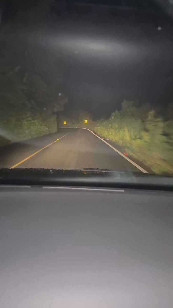 No sé de quién será competencia la carretera en el tramo desde Sto Domingo de los Tsachilas y Los Bancos, pero rogaría que aunque sea hagan bacheo - es un tramo lleno de cráteres (huecos) en la calzada, peligroso y un atentado a la suspensión de los vehículos. Deberían de pedirle asesoría a Paola Pabón, qué maravilla de carretera desde Los Bancos hasta la Mitad del Mundo - gusto da conducir en una carretera sin un solo hueco y señalizada - APLAUSOS Prefectura de Pichincha.
