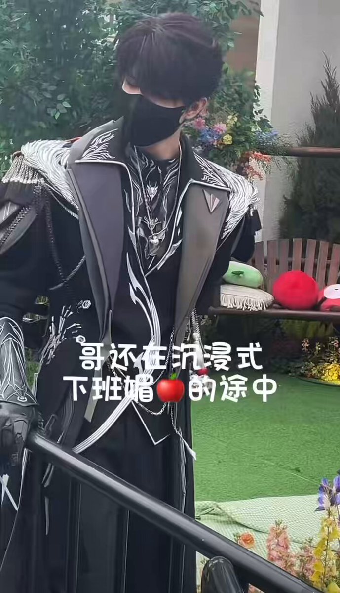LMFAOOOO THIS CRACKED ME THE FUCK UP! 🍎: laa dee daa *waving being goofy. Then accidentally locks eyes with the security guard* Guard: 😑 *judging him hardcore* 🍎: 😶 Guard: 😑 🍎: *slowly slithers away* #LoveandDeepspace #Caleb