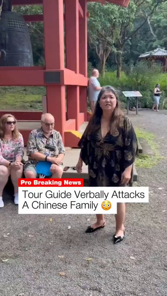 An Asian family shared their heartbreaking experience at Byodo-In Temple in Hawaii. While waiting peacefully to ring the temple bell, a woman pretending to be a “tour guide” told others to keep ringing and praying, ignoring people behind them. When the husband politely said, “That’s not nice,” she exploded, shouting hateful remarks. The husband began recording as the woman continued yelling, even cursing at their 2-year-old child and telling her to “d**.” The mother, overwhelmed and hurt, threw small stones toward the woman. Although it wasn’t the best reaction, many understood her pain and anger as a mother defending her baby. Other tourists captured the shocking scene, exposing the cruelty of racism in a sacred place meant for peace. No parent should ever hear such hateful words directed at their child. Let’s not lose kindness or respect toward others.