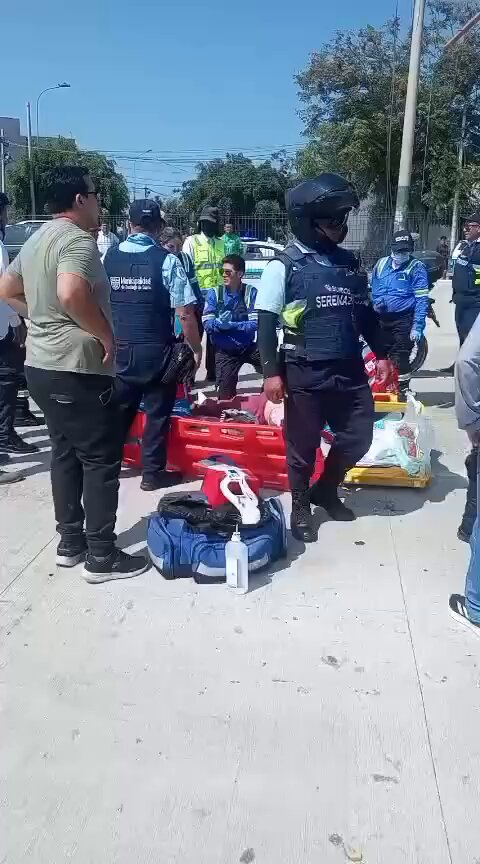 #ATENCIÓN| Vía Expresa Sur registra su primera víctima mortal. A menos de cuatro meses de haber sido habilitada por la Municipalidad de Lima y tras reiterados accidentes, una mujer de alrededor de 60 años falleció al intentar cruzar esta vía, en la que la infraestructura peatonal aún no está concluida. Un vehículo desobedeció las indicaciones de los inspectores y la atropelló cuando se dirigía a su vivienda.
