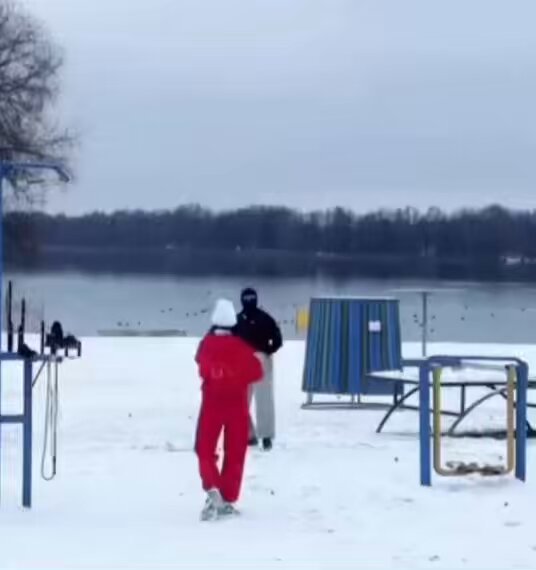 Kartopunu eşine atmak isterken başka bir çifte isabet edince beraber kartopu savaşı yapmışlar.. aşırı pozitif video…