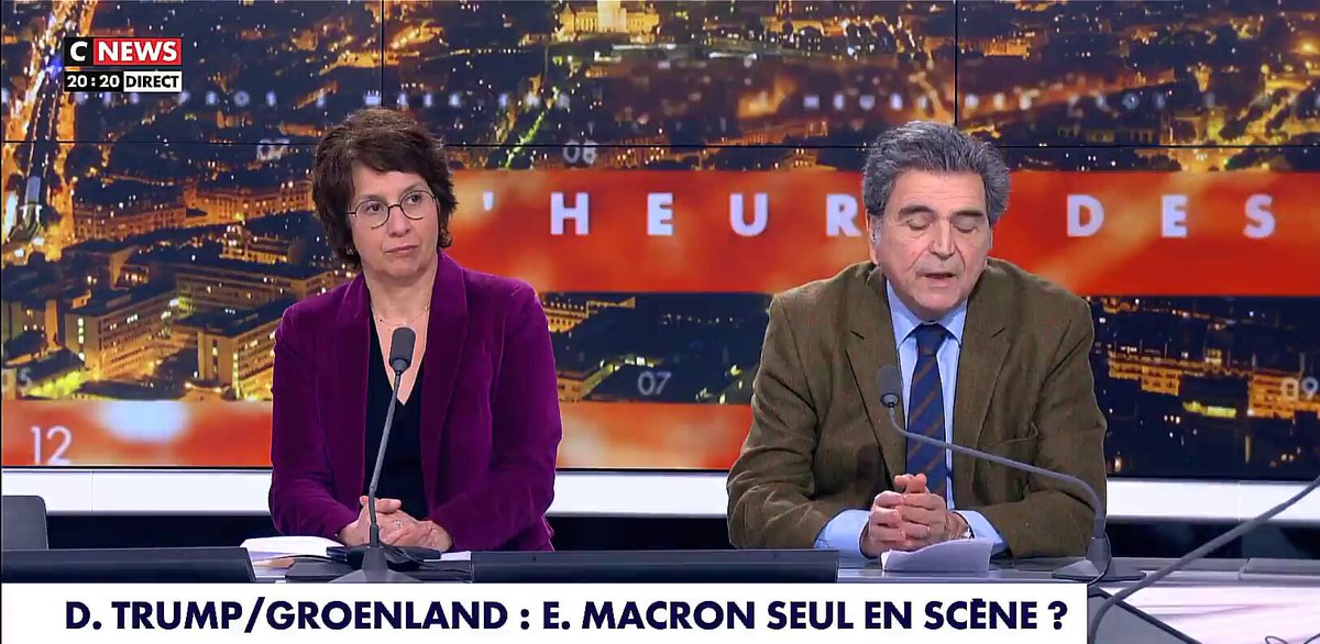 Affaiblissement diplomatique de la 🇫🇷 explliqué par Pierre Lellouche : ➡️On s'est fait sortir d'Afrique, les russes ont aidé mais avec notre politique qui a consisté à déployer pendant 10 ans des forces sans s'occuper du développement, on paye à la sortie et on passe pour des colonisateurs. ➡️En Asie Pacifiste, nous avons une guerre civile en Nvle Calédonie, on se fait sortir par les anglais et les australiens dans l'affaire des sous marins, la 🇫🇷 est chassée de l'Alliance alors que c'est le seul pays à avoir des territoires dans la zone. ➡️Au Maghreb c'est épouvantable et dans le Sahel c'est encore pire. ➡️En Amérique du sud, nous sommes les seuls à vouloir bloquer le Mercosur. ➡️Sur la Russie, en 2022, il a essayé de discuter avec Poutine et il avait raison d'essayer d'arrêter la guerre pour ensuite prendre une position exactement contraire, en étant aux avants postes de la critique. Tout cela donne l'impression d'un cafouillage, les gens du quai d'Orsay sont malheureux d'être totalement ignorés, tout se décide dans la petite cellule diplomatique de l'Elysée, ils font leur truc pour faire plaisir au Président. Tout cela est très faible, intellectuellement, conceptuellement, il n'y a pas de ligne"