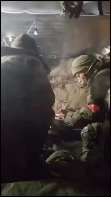❗️🇷🇺Russian soldier trying to explain to a mercenary (likely 🇰🇵North Korean) what "gray zone" means.