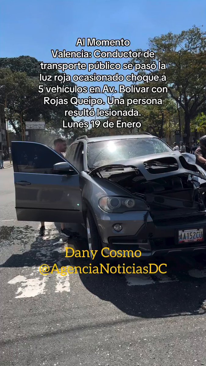 #AHORA Reportan que un Autobús se pasó la luz roja en Av Rojas Queipo con Av Bolivar Norte #Valencia impactando varios vehículos, dejando un saldo de varios heridos y 5 vehículos involucrados. (Vía @AgenciaNoticiasDC)