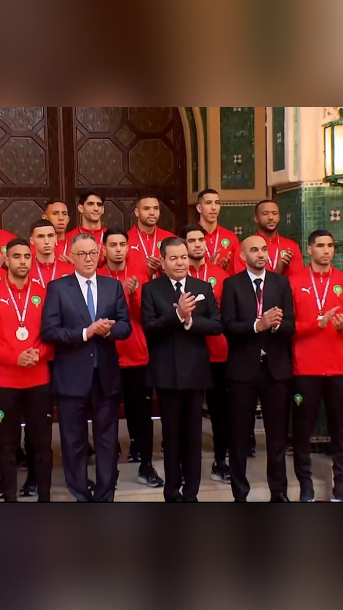 🚨 Le prince Moulay Rachid a 𝗥𝗘𝗖̧𝗨 nos joueurs de la sélection marocaine. 🇲🇦🎖️ Brahim Diaz a été mis 𝗔̀ 𝗟'𝗘𝗫𝗧𝗥𝗘́𝗠𝗜𝗧𝗘́ de la photo de groupe, 𝗹'𝗶𝗻𝗴𝗿𝗮𝘁𝗶𝘁𝘂𝗱𝗲. 😳