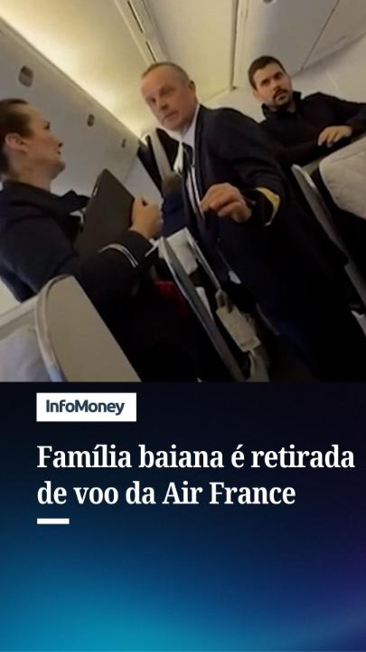 Uma família baiana foi retirada do voo AF562, da Air France, no Aeroporto Charles de Gaulle, em Paris, após uma confusão envolvendo assentos da classe executiva. Eles afirmam ter pago 1.596 euros pelo upgrade, mas foram informados no portão, na quarta, 14 de janeiro, de que um dos assentos estaria inoperante por “problema técnico”. Segundo os passageiros, o lugar indicado estaria ocupado por um funcionário da companhia. A discussão se intensificou, a polícia francesa foi acionada e, após cerca de uma hora, os quatro integrantes da família foram retirados da aeronave, que seguia para Salvador. Eles alegam constrangimento, falta de assistência e calculam prejuízo de até 16 mil euros. A Air France afirma que a retirada ocorreu por indisciplina e sustenta que o assento realmente não podia ser utilizado. A família diz que só poderia embarcar em outro voo se comprasse novas passagens, mesmo com o voo original chegando ao destino dentro do horário previsto. O caso deve ser levado à Justiça. #Mundo #Viral #AirFrance #Bahia