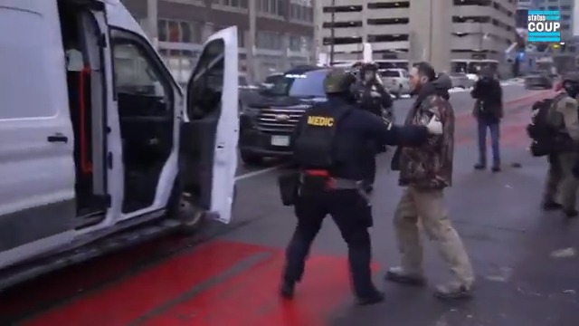 🚨"I'm one of them!" During clashes between protesters & right-wingers Saturday, we captured Minneapolis cops rushing in to retrieve a man—who'd framed himself as an ICE protester—and placing him in their truck. Earlier that day, he was wearing a Border Patrol hat. FULL VIDEO⬇️