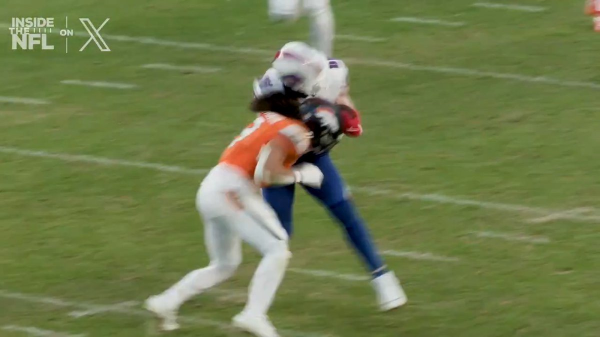 Look at Josh Allen crying to ref about a completely perfect legal hit 🤣🤣